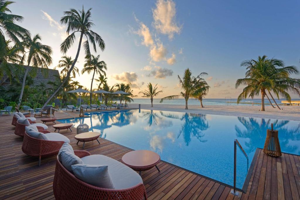 maafushivaru-maldives-resort-pool-evening-view