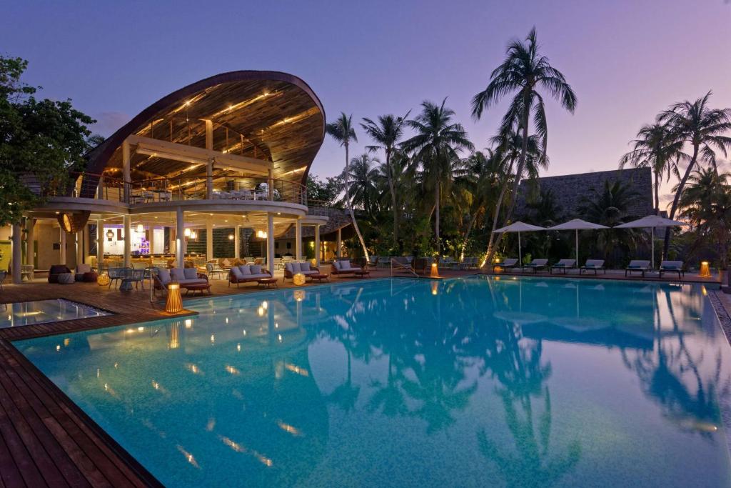 maafushivaru-pool-side-restaurant-evening-view